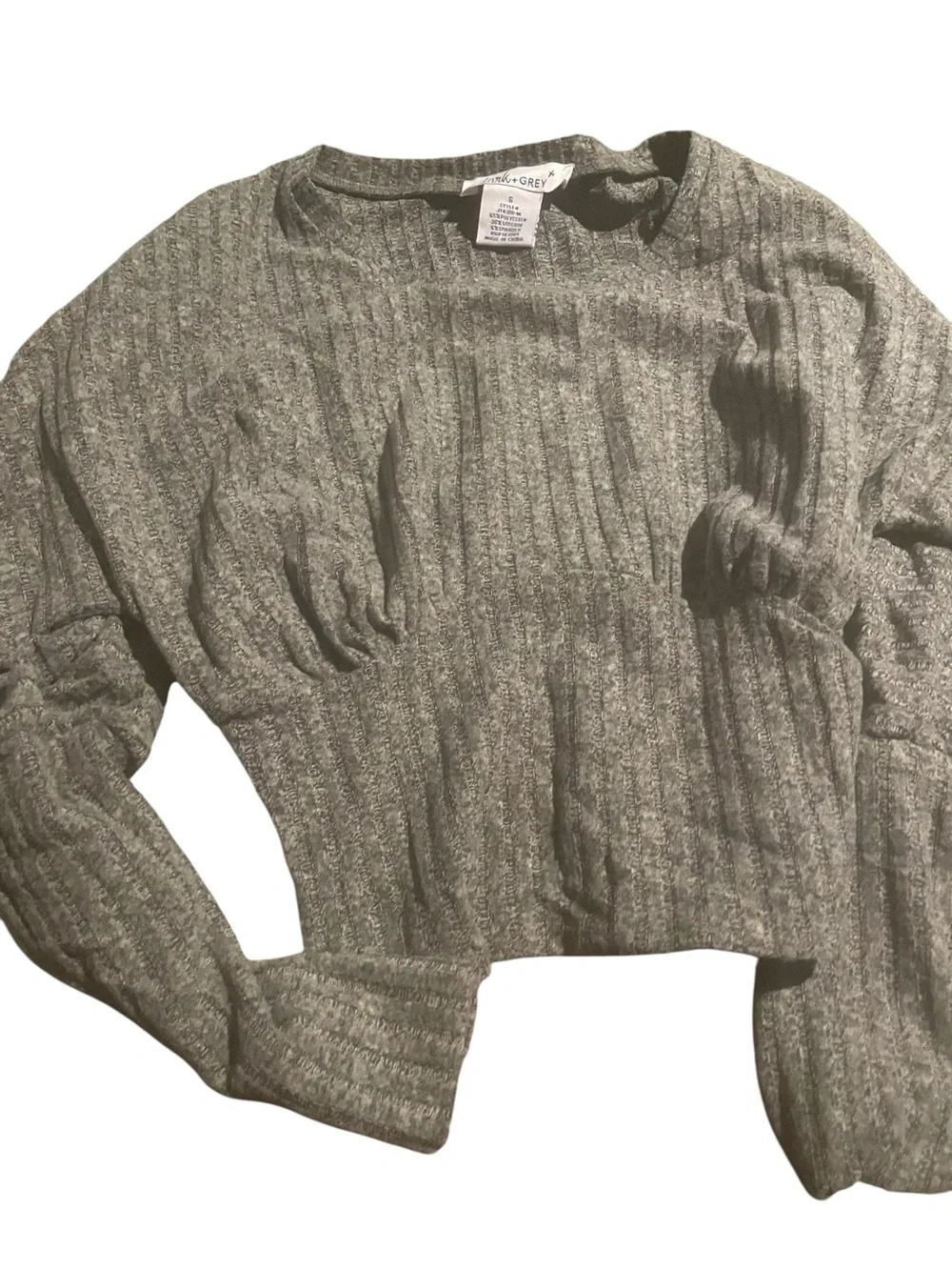 Lark + Grey size small Light Gray Ribbed Cropped Crew Sweater